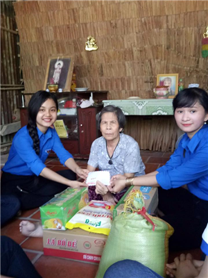 Liên chi Đoàn khoa Giáo dục tổ chức chương trình “Hạt gạo nghĩa tình” tại huyện Tân Hồng, tỉnh Đồng Tháp